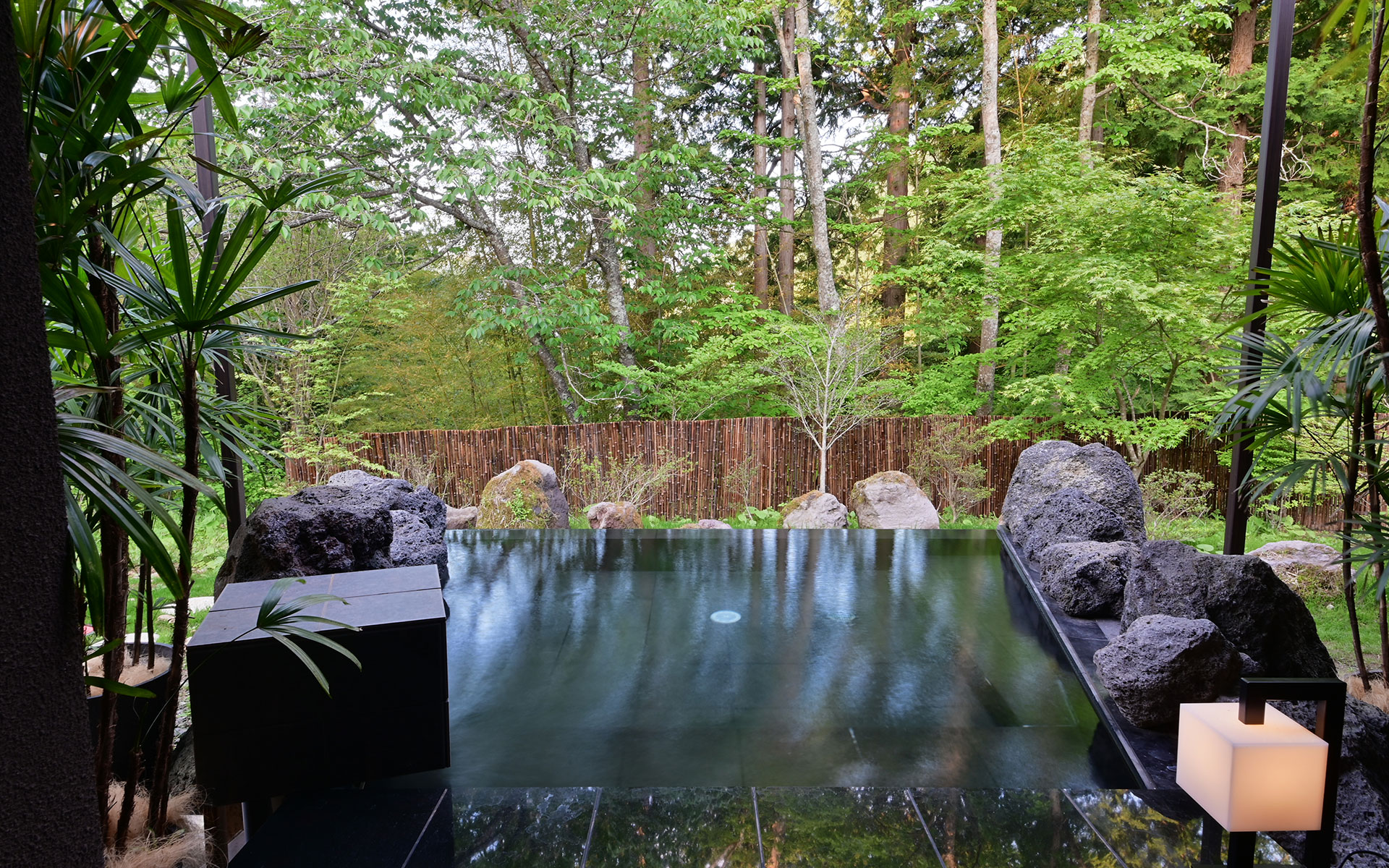 木漏れ日美肌の湯の温泉露天風呂